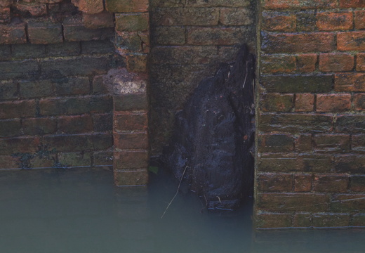 bottom lock gate remains2close